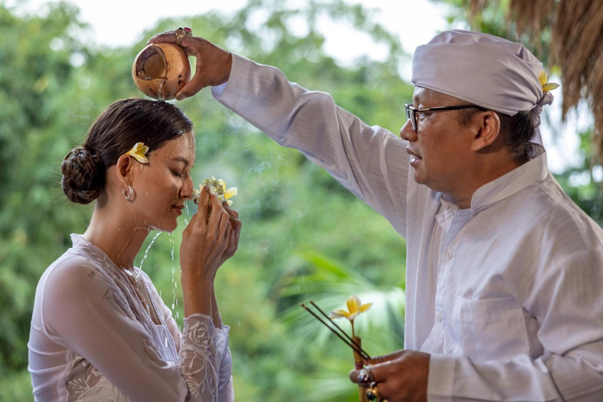 Pramana Watu Kurung Hotell Ubud Exteriör bild A Balinese Hindu wedding ceremony